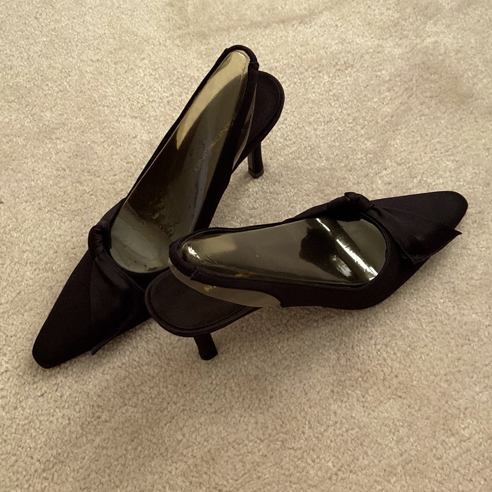 Bandolino! Black satin sling back 8M.